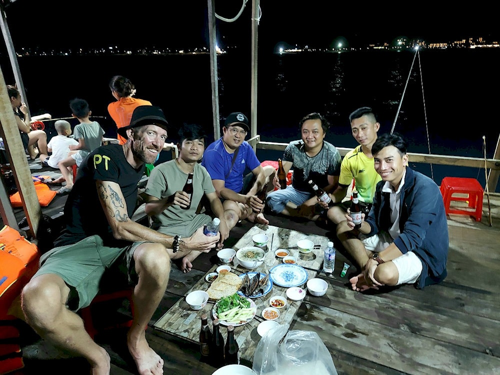 Thưởng thức bữa tối hải sản trên thuyền câu mực ban đêm 